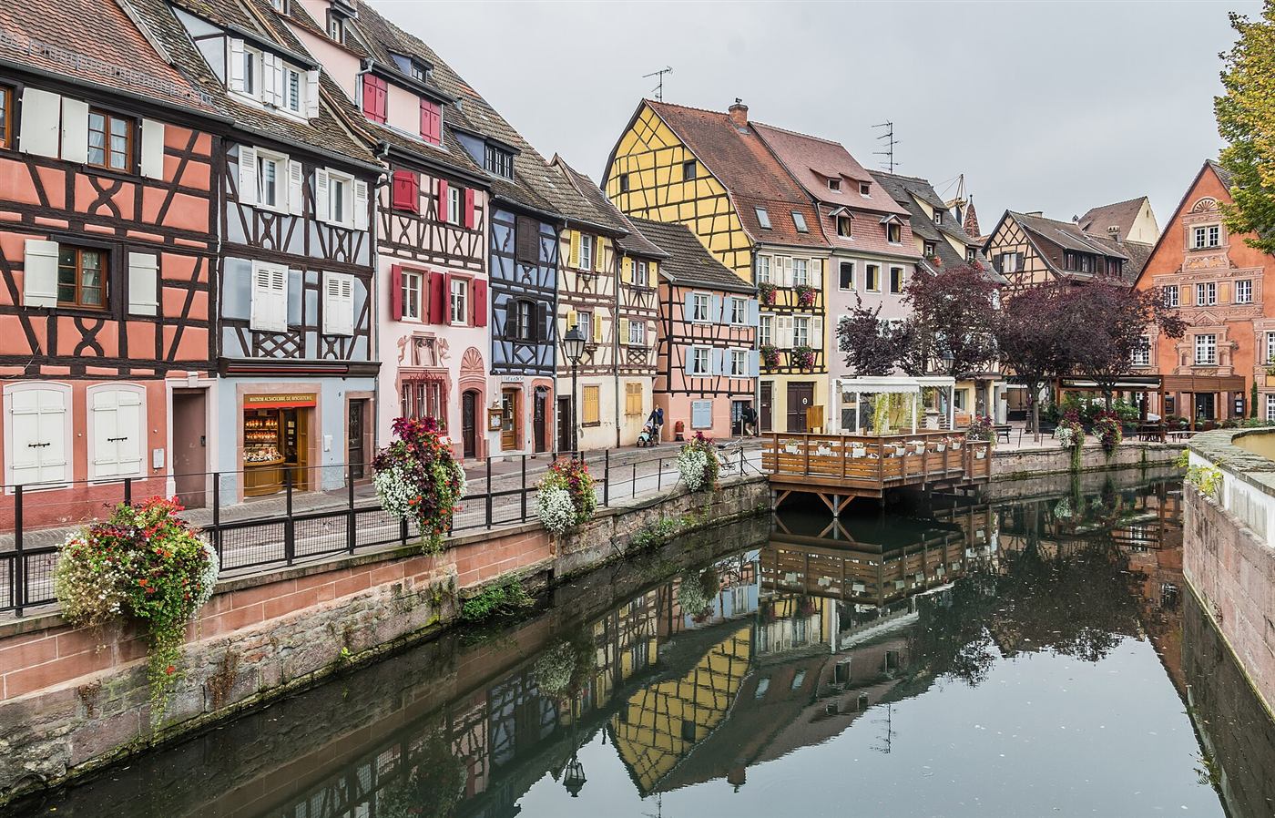Las casas de colores de la Pequeña Venecia de Colmar junto al canal