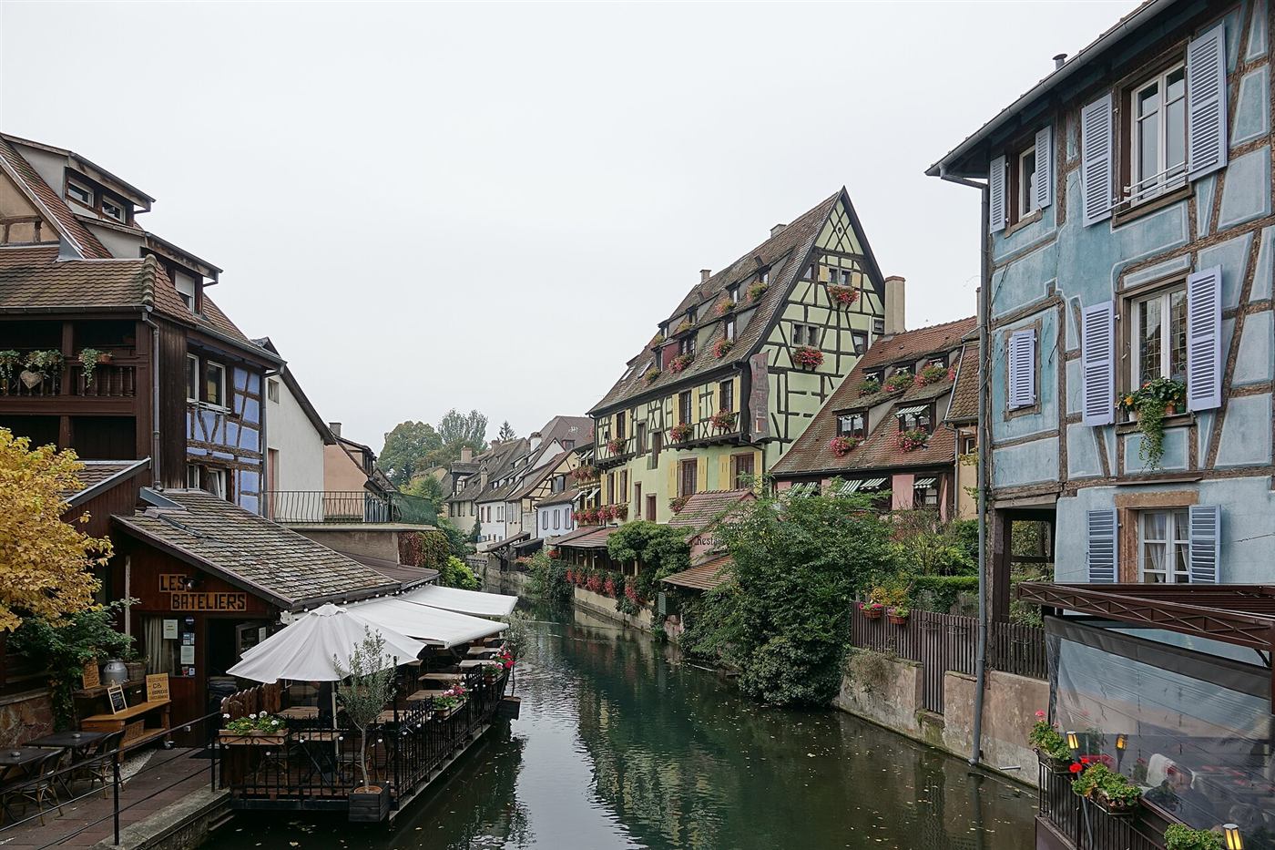 Una de las calles junto al canal en Colmar.