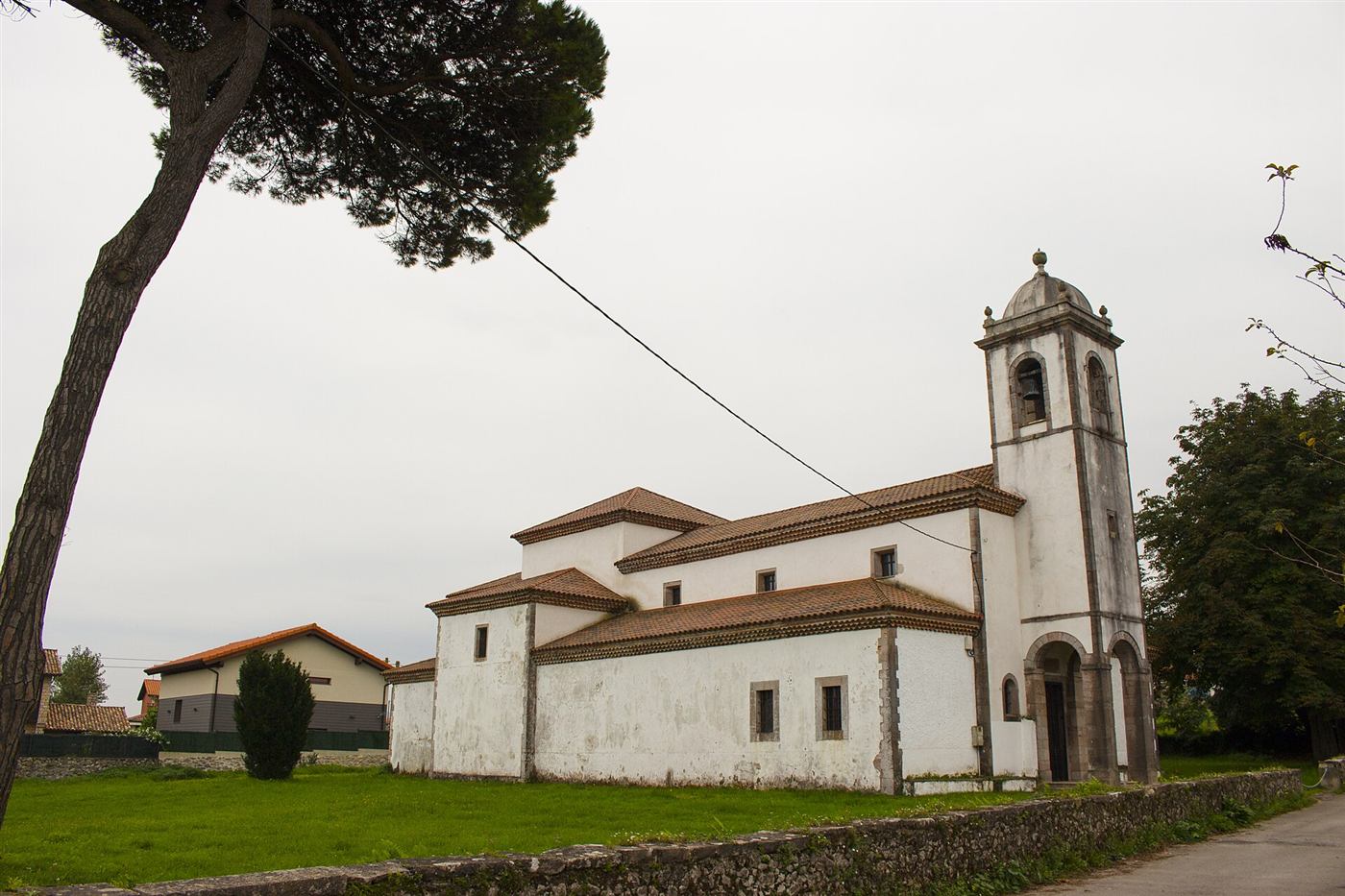 La iglesia de Poo, en el concejo de Llanes.