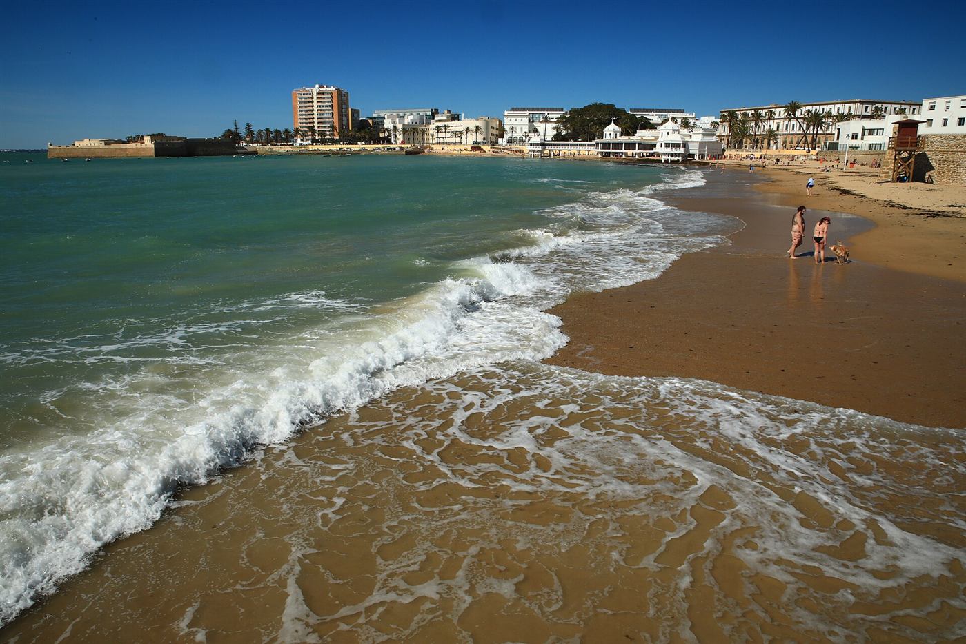 La playa de la Caleta en Cádiz con el castillo de San Sebastián