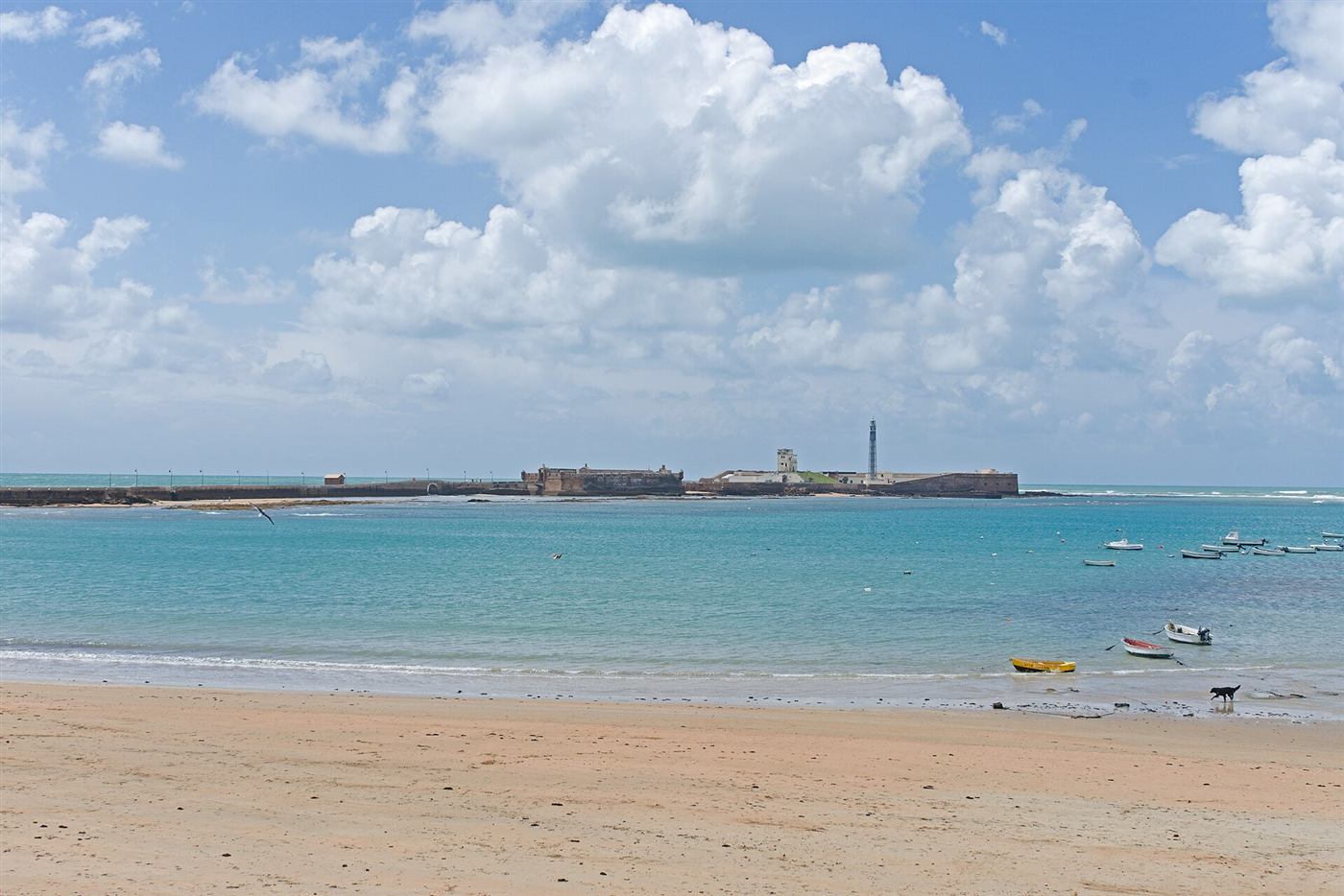 El castillo de San Sebastián, al final de la Caleta.