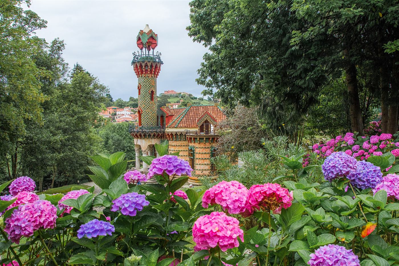 El Capricho de Gaudí en Comillas rodeado de hortensias