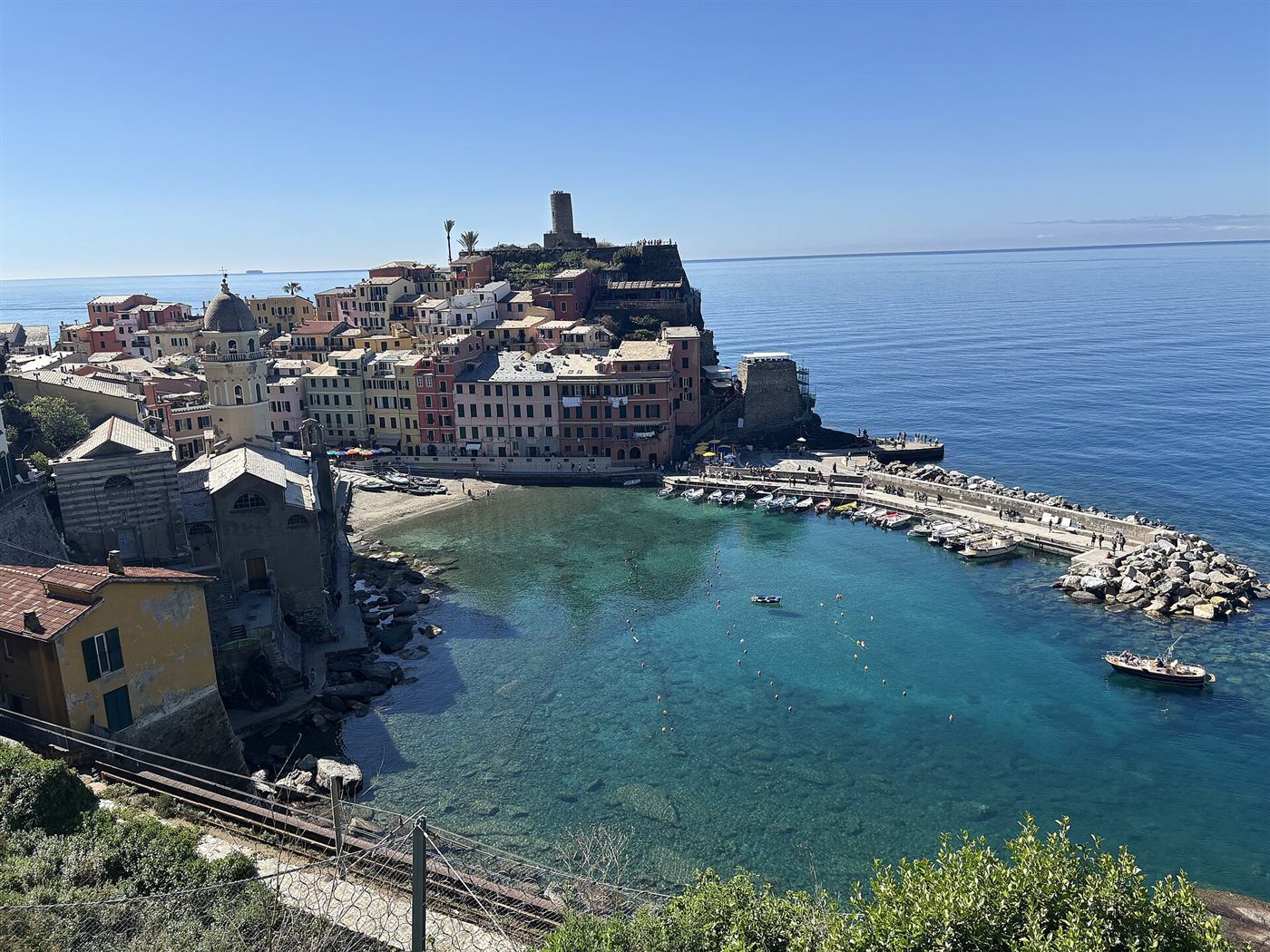 El puerto de Vernazza con sus casas de colores, en Cinque Terre