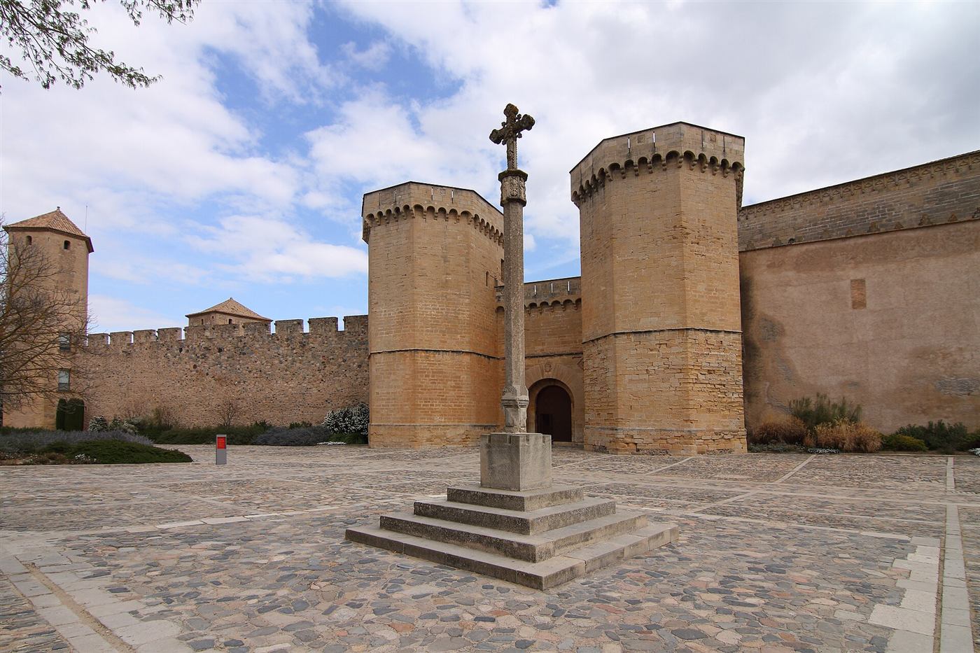 La Puerta Real del monasterio de Poblet.