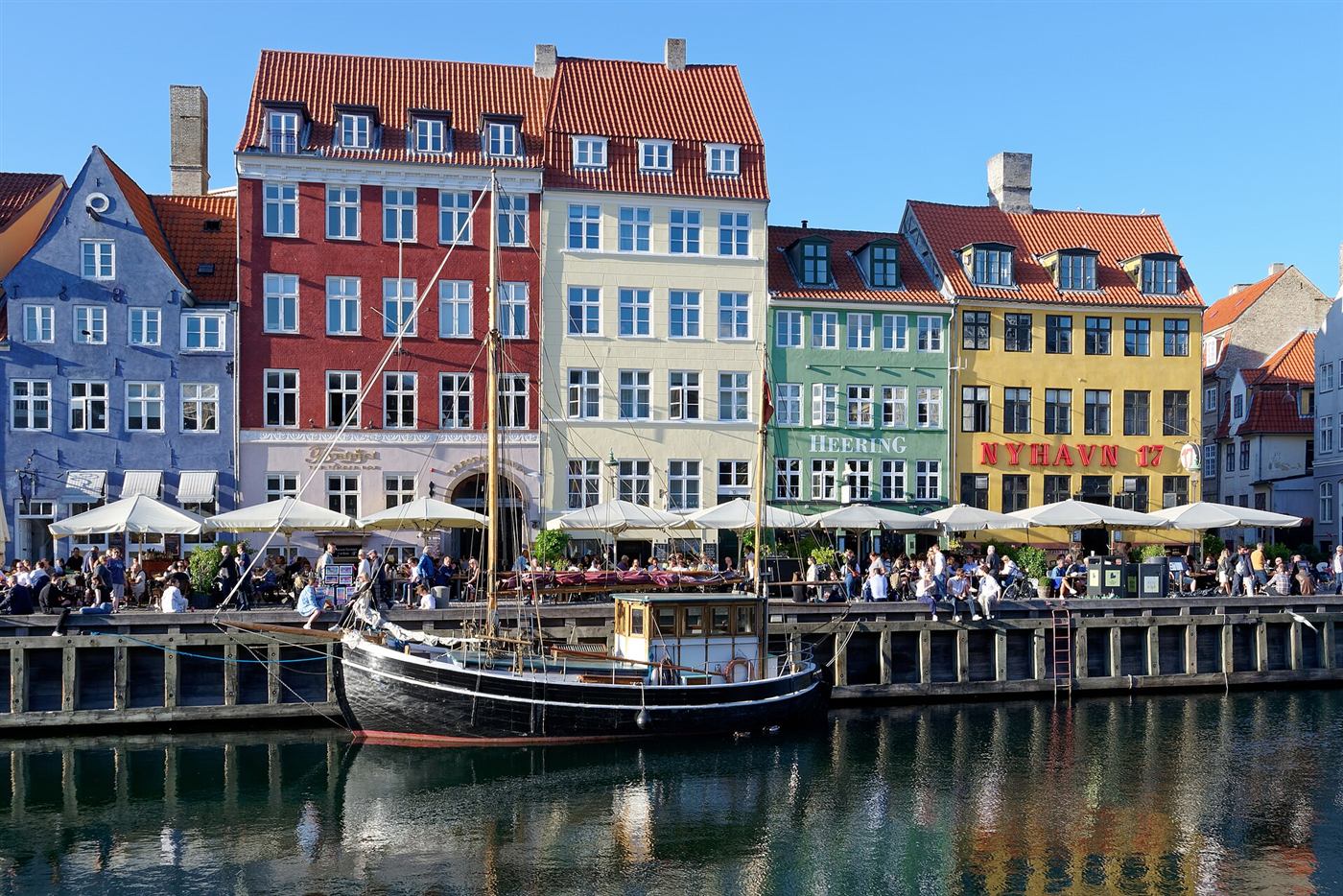 Barcos de madera frente a las casas de colores de Nyhavn