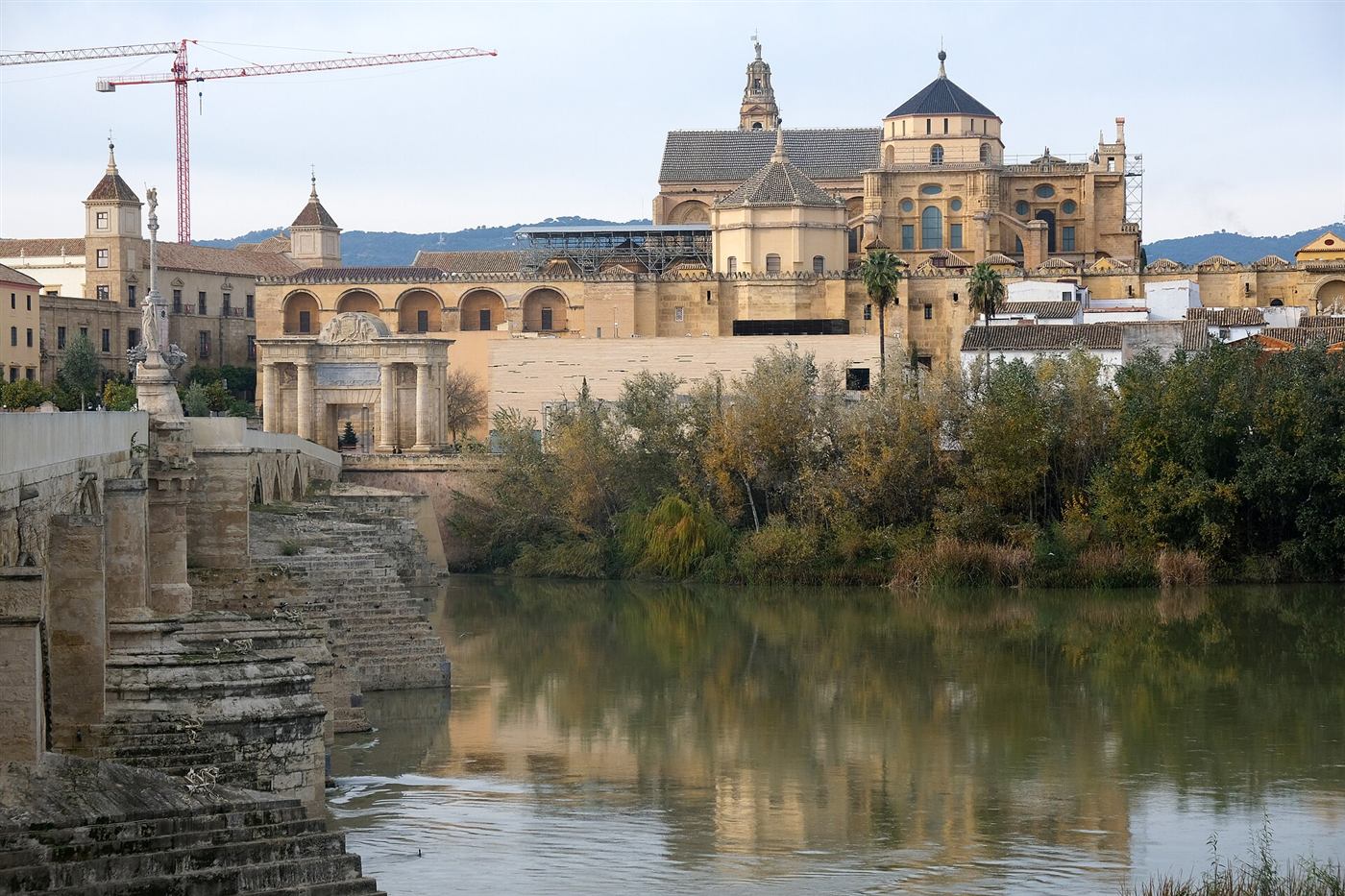 El Puente Romano y la Mezquita-Catedral de Córdoba junto al Guadalquivir