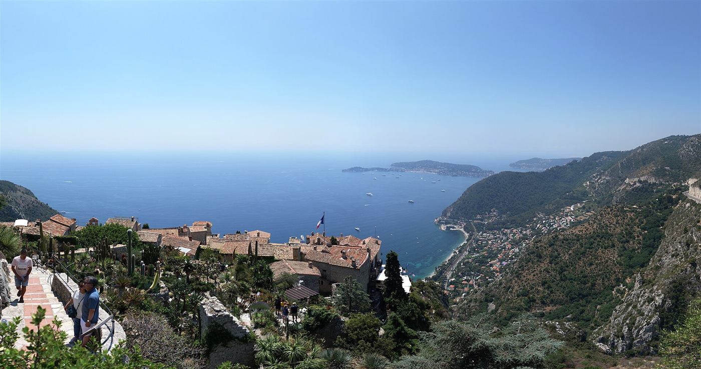 El pueblo de Èze en lo alto de una colina sobre el Mediterráneo