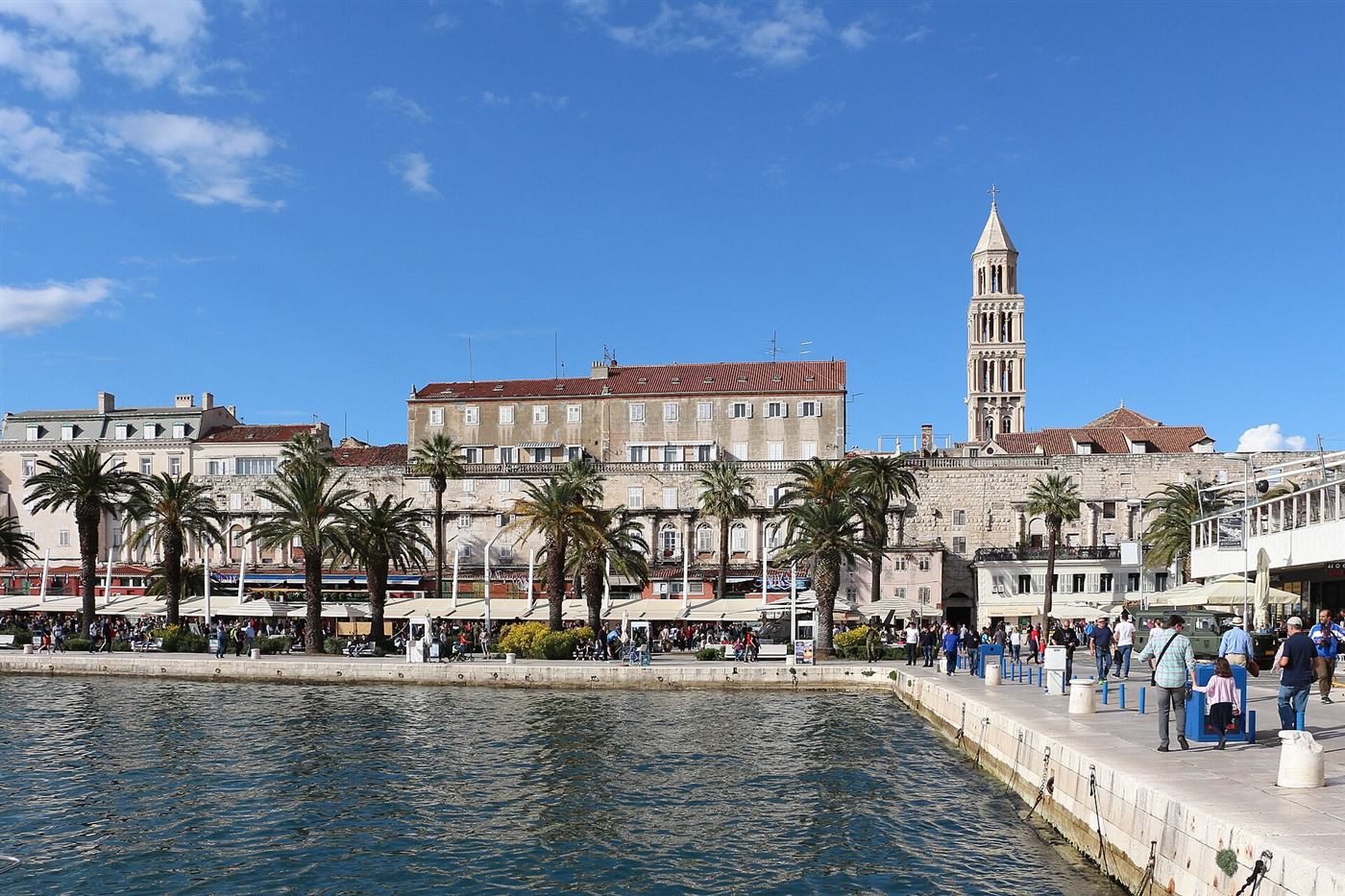 El campanario y la Riva de Split.