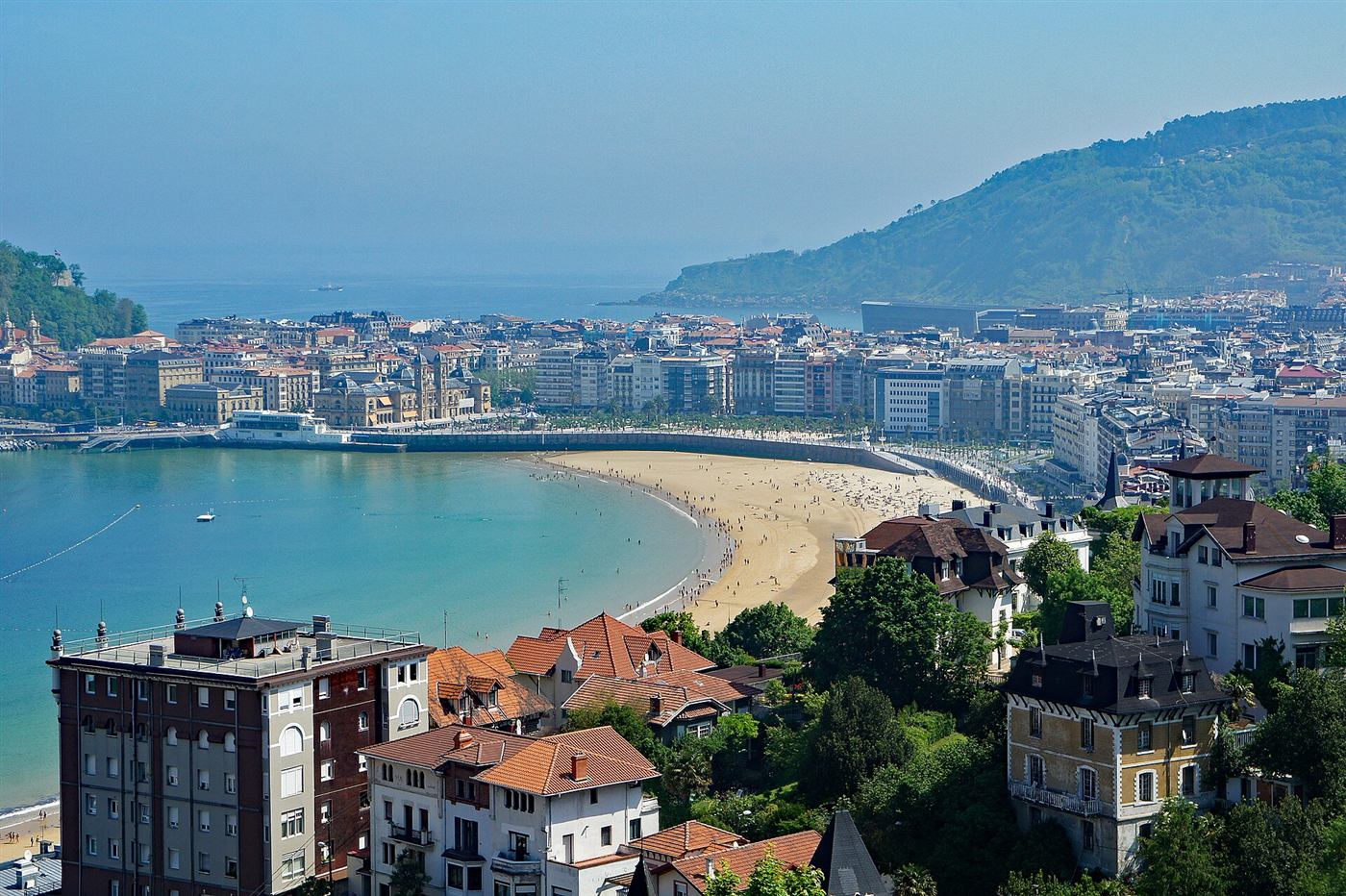 La bahía de La Concha en San Sebastián vista desde el monte Urgull