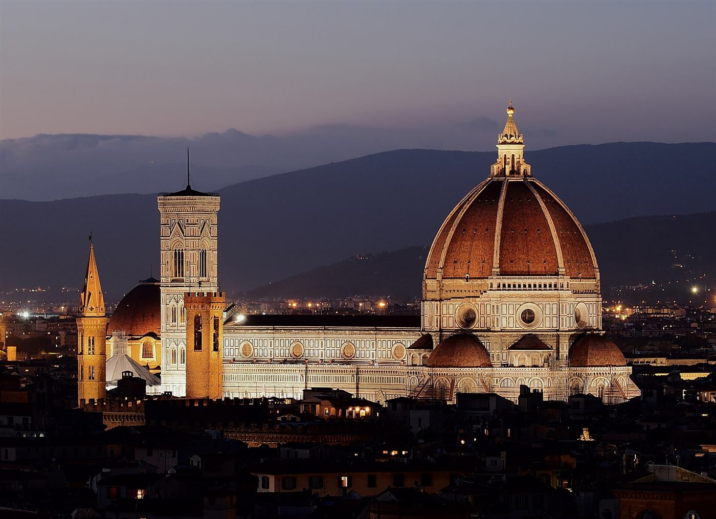 El Duomo de Florencia y su cúpula iluminados al anochecer desde el Piazzale Michelangelo