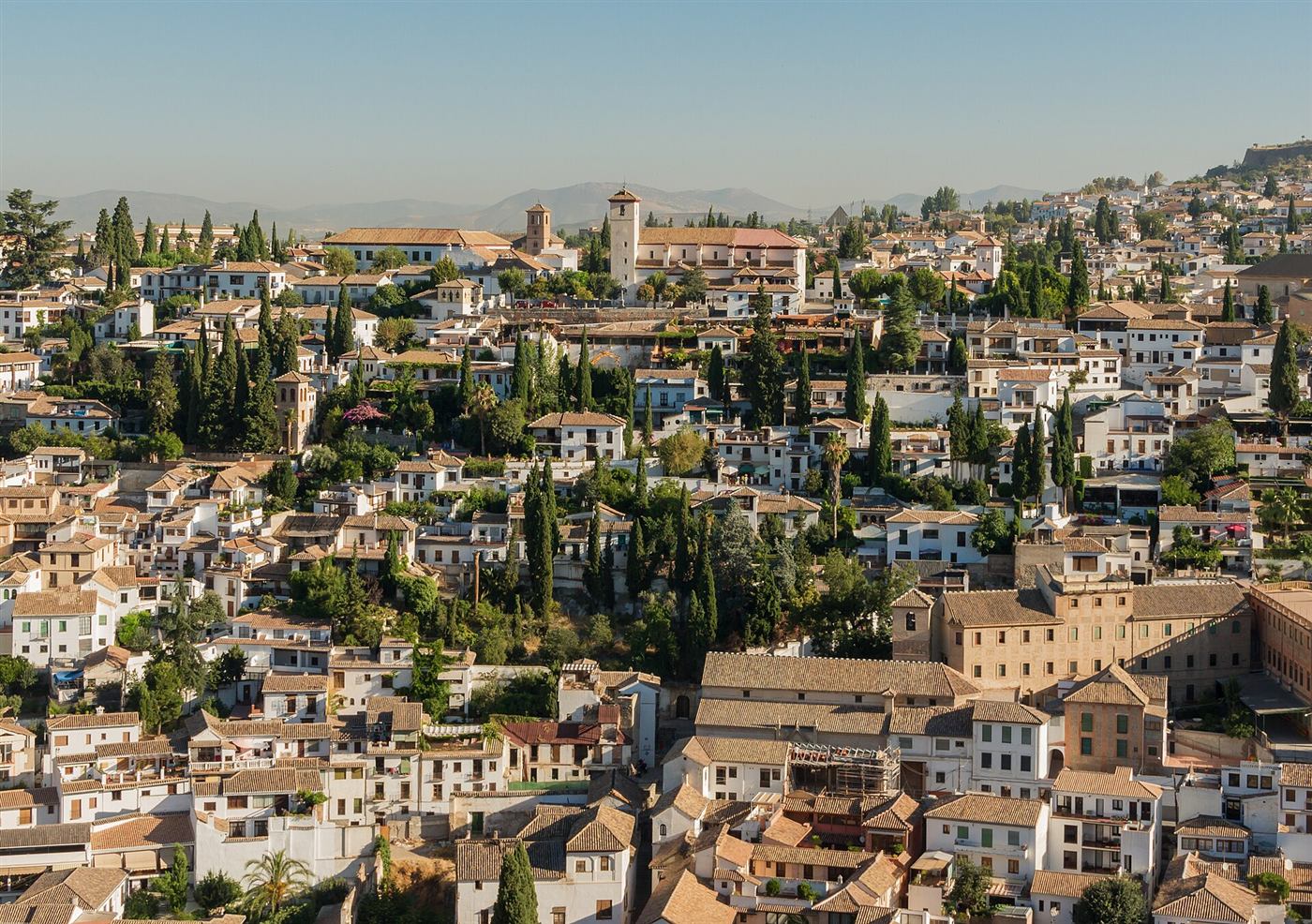 El Albaicín visto desde la Alhambra, con el Mirador de San Nicolás en lo alto.