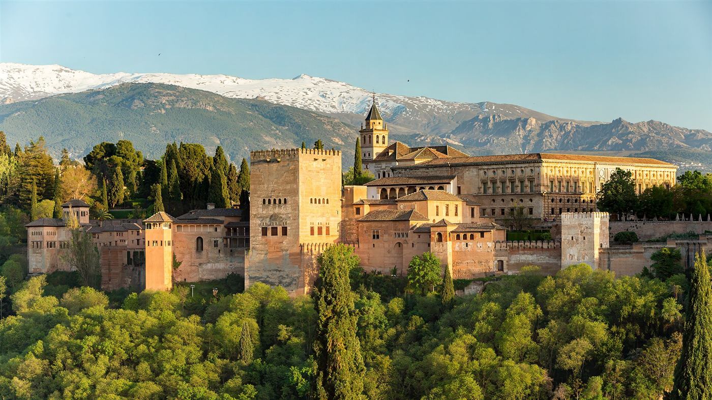 La Alhambra con Sierra Nevada al fondo desde el Mirador de San Nicolás