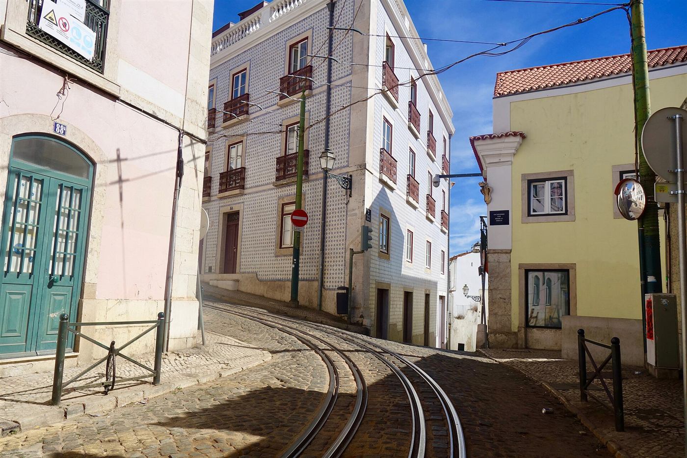 El tranvía 28 en la Alfama
