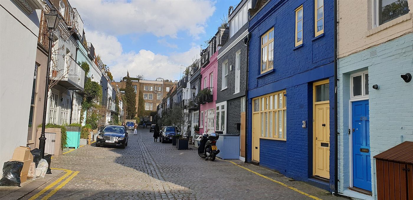 Casas de colores en un callejón de Notting Hill.