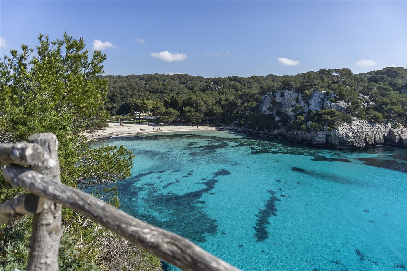 La cala Macarella de Menorca, de agua turquesa rodeada de pinos y acantilados