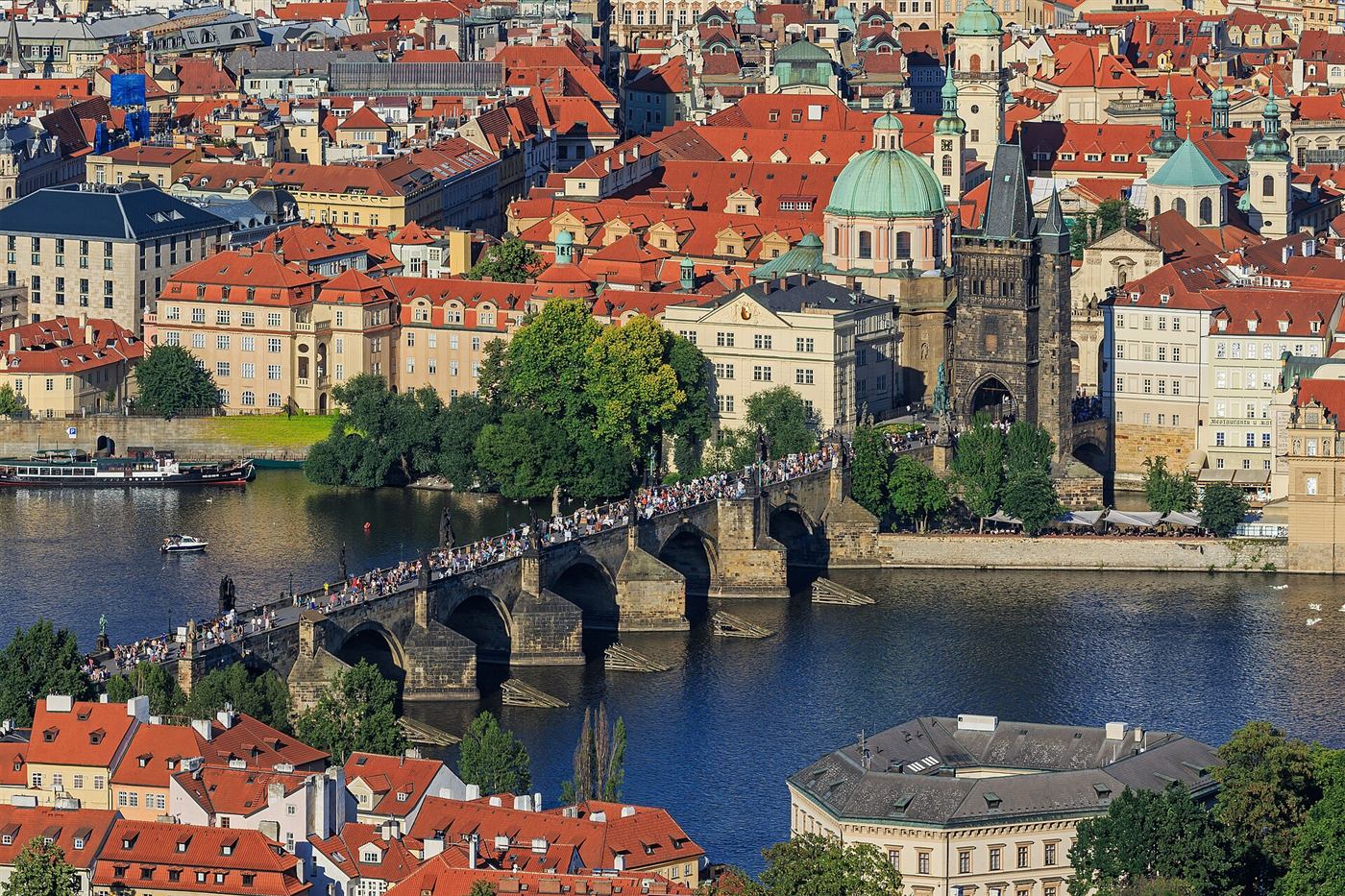 El Puente de Carlos y los tejados de Praga desde la torre de Petřín