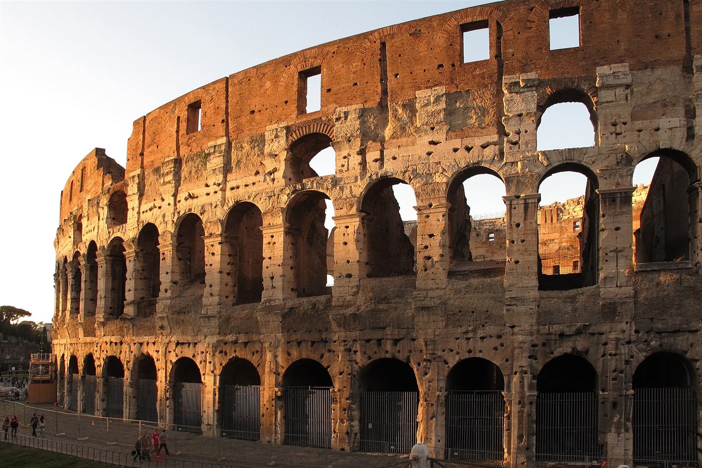 El Coliseo de Roma iluminado por el sol del atardecer
