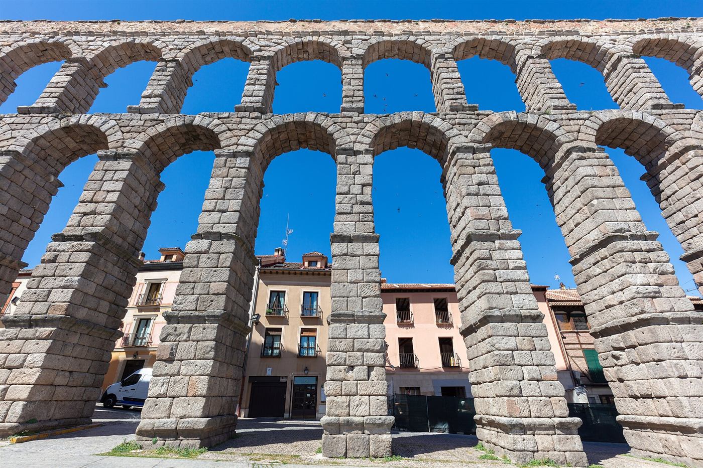 El Acueducto de Segovia sobre la plaza del Azoguejo