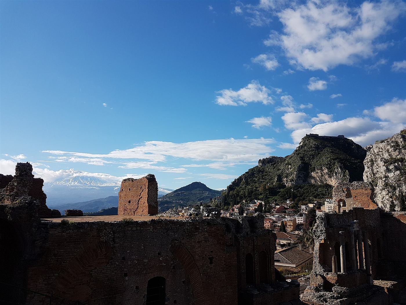 El teatro griego de Taormina con el Etna al fondo