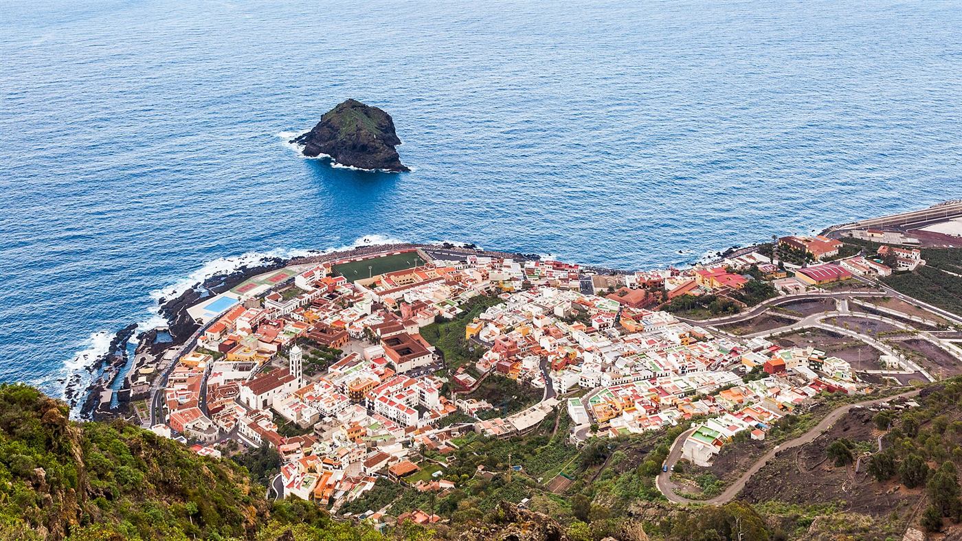 Garachico y su roque, en la costa norte.