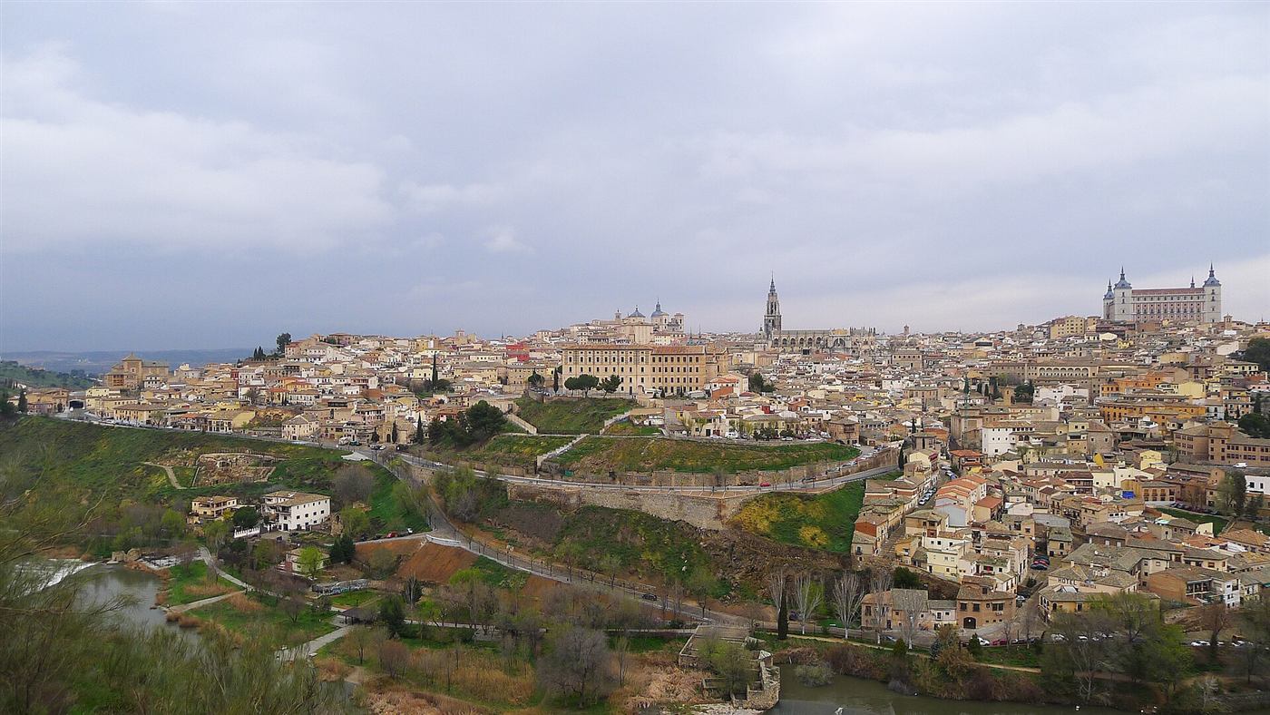 Toledo desde el otro lado del Tajo.