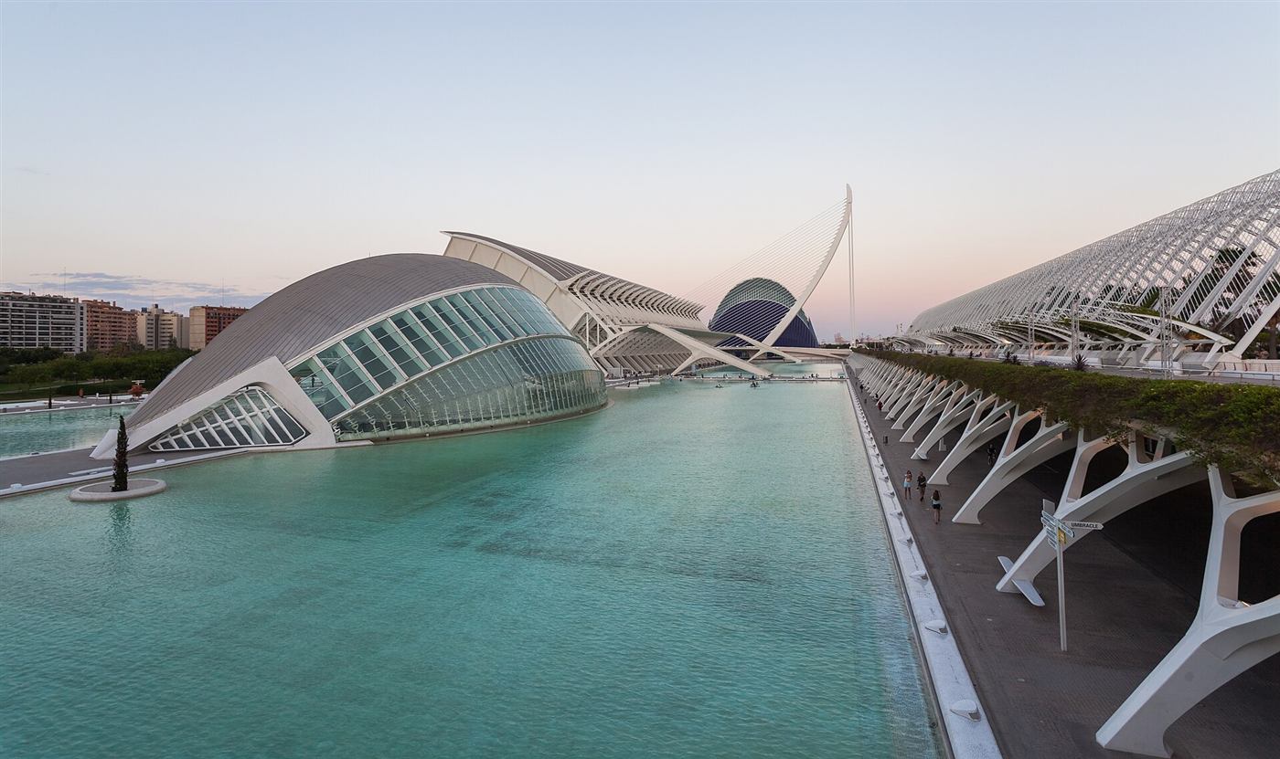 La Ciudad de las Artes y las Ciencias de Valencia con sus estanques