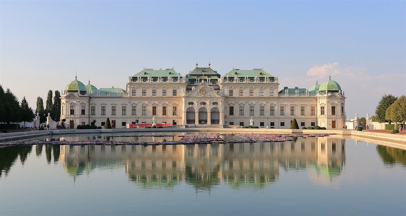 El palacio del Belvedere reflejado en su estanque.